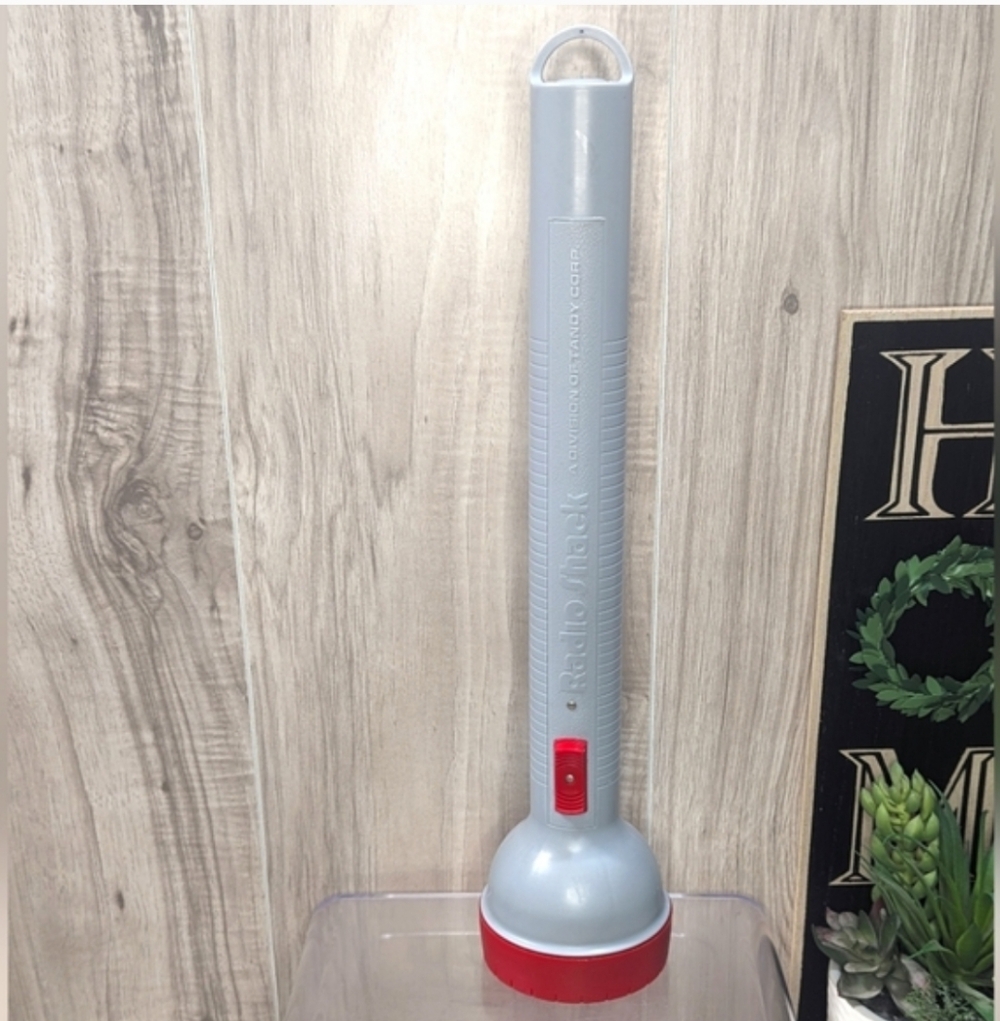 RADIO SHACK VINTAGE LONG HANDLE FLASHLIGHT 70S/80'S